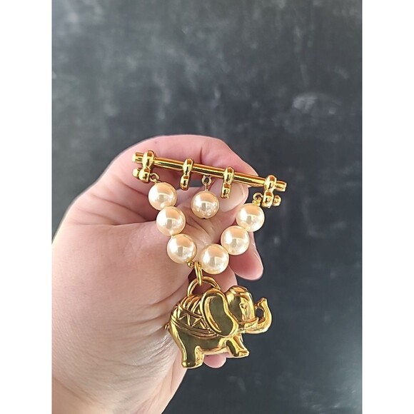 Elephant Shaped Faux Pearl And Gold Tone Metal Dangling Charm Brooch Vintage - Picture 7 of 10